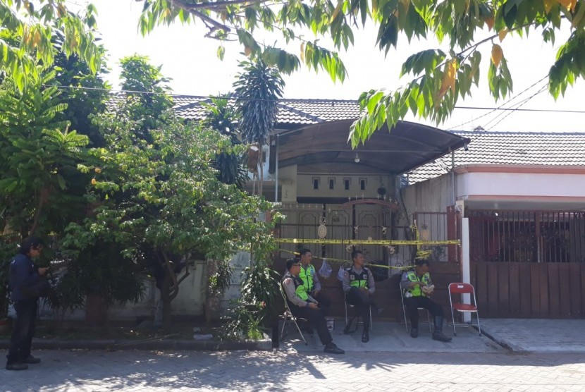 Kediaman keluarga pelaku bom bunuh diri di Jalan Wonorejo Asri XI Blok K/22, Rungkut, Surabaya.