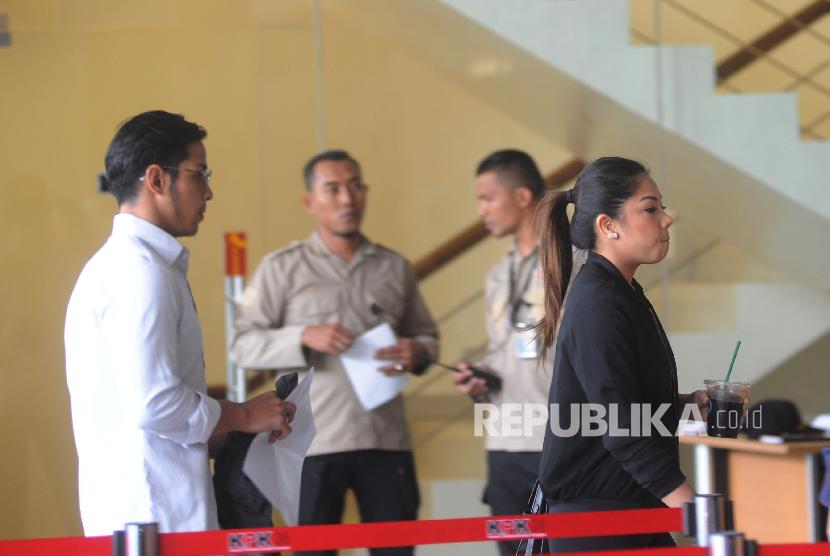 Kedua Anak Setya Novanto Dwina Michaella(kiri) dan Rheza Herwind0(kanan) tiba di Gedung KPK, Jakarta , Rabu (10/1). Keduanya dijadwalkan untuk pemeriksaan sebagai saksi kasus tindak pidana korupsi KTP Elektronik Anang Sugiana Sudiharjo (ASS).