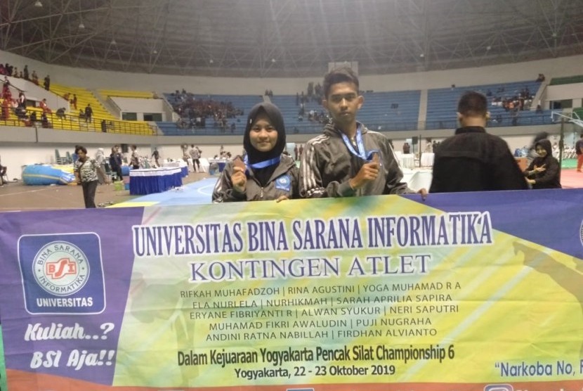 Kedua atlet pencak silat UBSI Kampus Tasikmalaya yang meraih medali perunggu di ajang Kejuaraan Pencak Silat Yogyakarta Championship 2019.