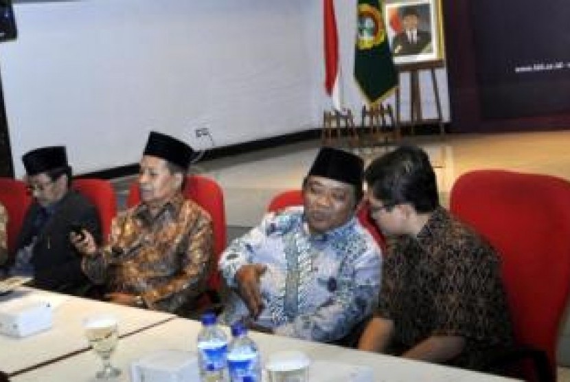 Kedua dari kanan: Ketua Umum LDII berbincang dengan Sekretaris Komisisi Infokom MUI dalam FGD KUII ke-VI di Jakarta, Kamis (5/1)