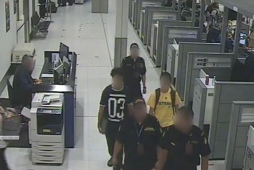 Kedua remaja ini dihentikan otoritas Bandara Sydney setelah mencoba berangkat ke Timur Tengah.