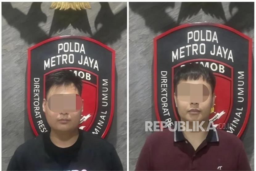 Kedua tersangka berinisial OYG dan AG sebagai pemilik laman judi online saat ditangkap oleh Ditreskrimum Polda Metro Jaya. 