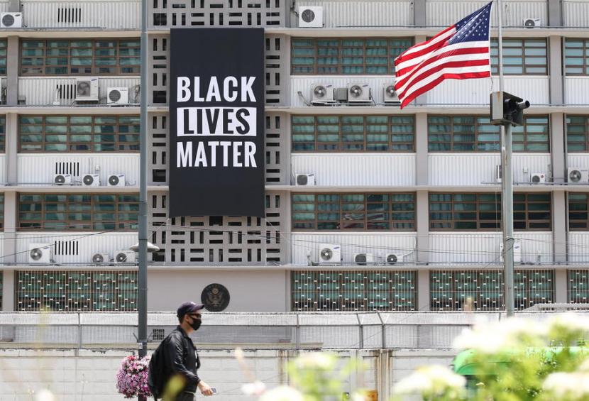 Kedutaan Besar Amerika Serikat (Kedubes AS) di Korea Selatan (Korsel) telah menurunkan spanduk Black Lives Matter pada Senin (15/6).