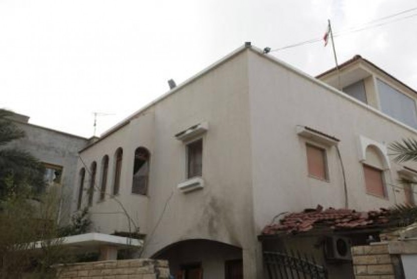Kedutaan Besar Iran yang tampak rusak pascapengeboman yang dilakukan ISIS di Libya, Ahad (22/2).