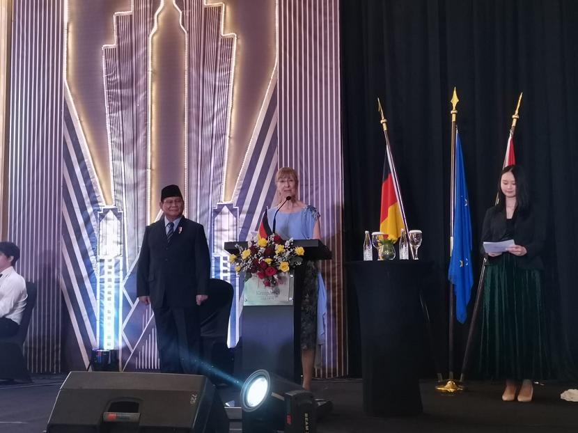 Duta Besar Federasi Jerman untuk Republik Indonesia Ina Lepel didampingi Menteri Pertahanan RI Prabowo Subianto ketika memberikan sambutan dalam acara Hari Penyatuan Jerman pada Rabu (4/10/2023) malam