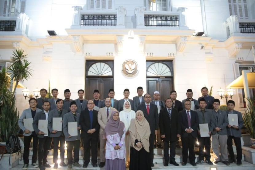 Kedutaan Besar Republik Indonesia (KBRI) di Kairo, Mesir mengapresiasi program Pendidikan Kader Ulama Masjid Istiqlal (PKU MI) gelombang I dan II sebagai sarana untuk meregenerasi ulama Indonesia. 