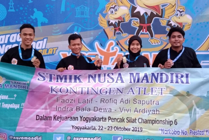 Keempat atlet kontingen STMIK Nusa Mandiri yang sukses meraih kemenangan di kejuaraan pencak silat Yogyakarta Championship 2019.