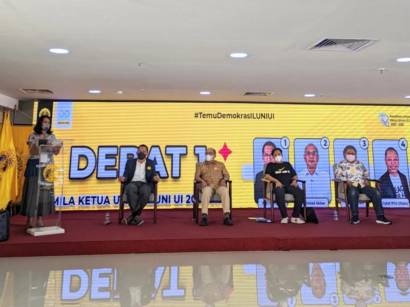 Keempat calon Ketua Umum ILUNI UI Afdhal Aliasa, Ahmad Akbar, Didit Ratam, dan Gatot Prio Utomo dalam acara debat pertama yang berlangsung secara hibrida melalui kanal Youtube yang ditonton secara live oleh lebih dari 300 penonton. 
