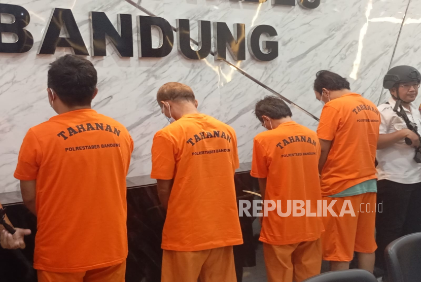 Keempat pelaku penculikan terhadap wanita di Antapani, Kota Bandung diperlihatkan di Mapolrestabes Bandung, Rabu (11/12/2024). 