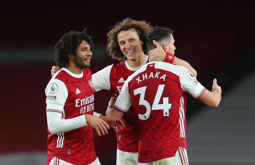 Kegembiraan bek Arsenal David Luiz (tengah) setelah keberhasilan timnya mengalahkan Newcastle United 3-0 dalam pertandingan Liga Primer Inggris.
