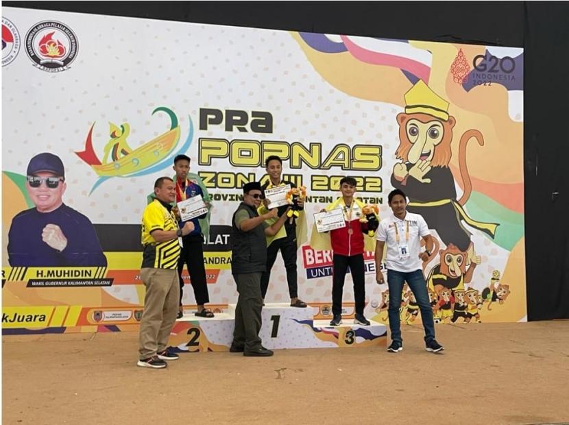 Kegembiraan ditunjukkan Gubernur Kalsel Sahbirin Noor atau Paman Birin yang menyaksikan babak final Pra Popnas pencak silat kelas C putra.
