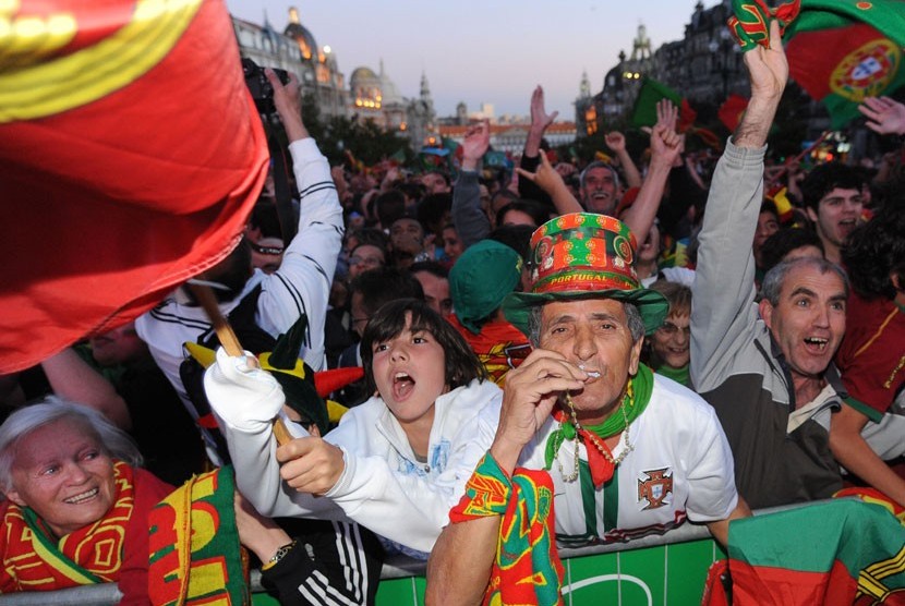   Kegembiraan suporter Portugal merayakan lolosnya Portugal ke semifinal Piala Eropa 2012. (Paulo Duarte/AP)