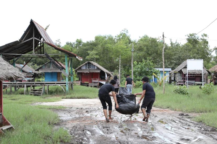 kegiatan aksi bersih-bersih di Pantai Purnama, Dumai, Riau. 