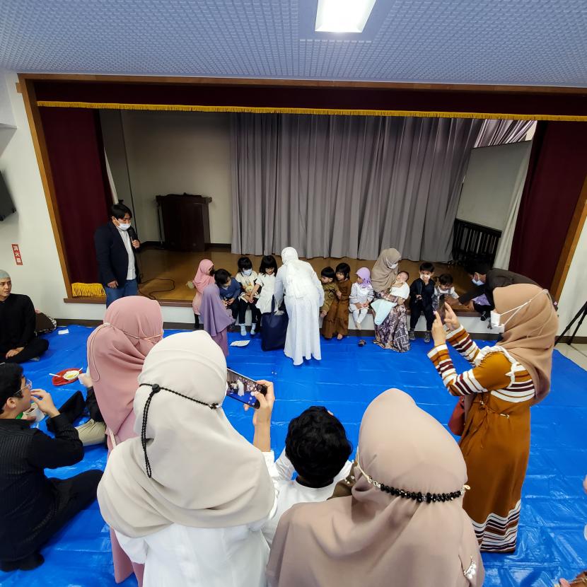 Kegiatan anak-anak usai Sholat Idul Fitri 2022 di masjid satelit Ruumu Ichi di aula Gedung Minoridai City Center, Matsudo, Chiba, Jepang. Masjid Satelit Muslim Indonesia di Negeri Sakura (Bagian 1)