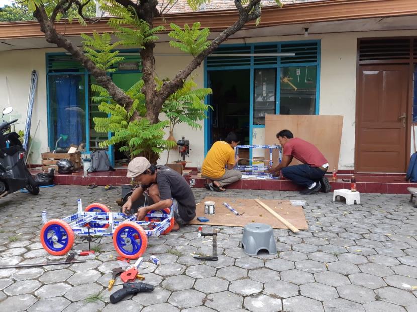 Kegiatan anggota komunitas Solocon Valley saat mengembangkan produk start up masing-masing. 