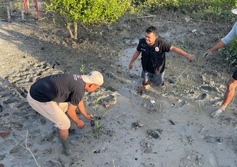 Kegiatan bakti sosial penanaman bibit pohon cemara di pantai yang berada di Desa Bagan Kuala, Dusun 3, Kecamatan Tanjung Beringin, Kabupaten Serdang Bedagai, Provinsi Sumatra Utara.