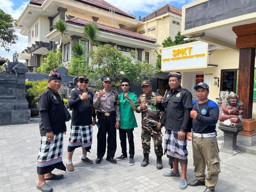 Kegiatan Banser Nahdlatul Ulama dan pecalang di Bali.