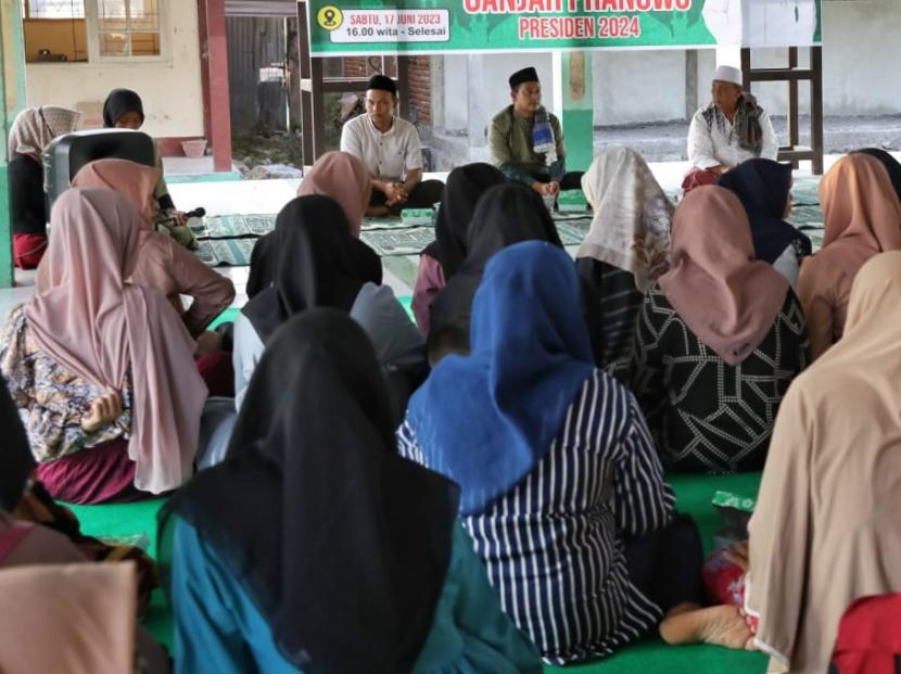 Kegiatan bedah kitab TGH Moh Shaleh Hambali di Ponpes Darul Qur'an, Kecamatan Labuapi, Kabupaten Lombok Barat, NTB.