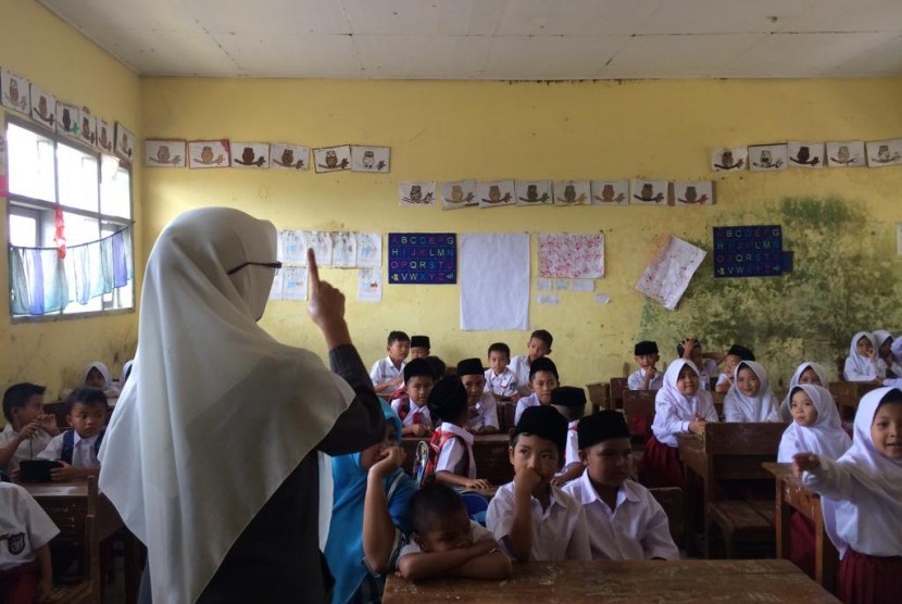 Kegiatan belajar mengajar di kelas 1 SDN 3 Salawu Kabupaten Tasikmalaya, Senin (22/7). 