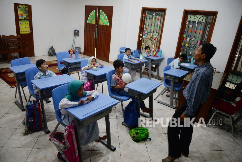 Kegiatan belajar mengajar di Sekolah Masjid Agung Sunda Kelapa (M.A.S.K), Jakarta, Selasa (27/9). 