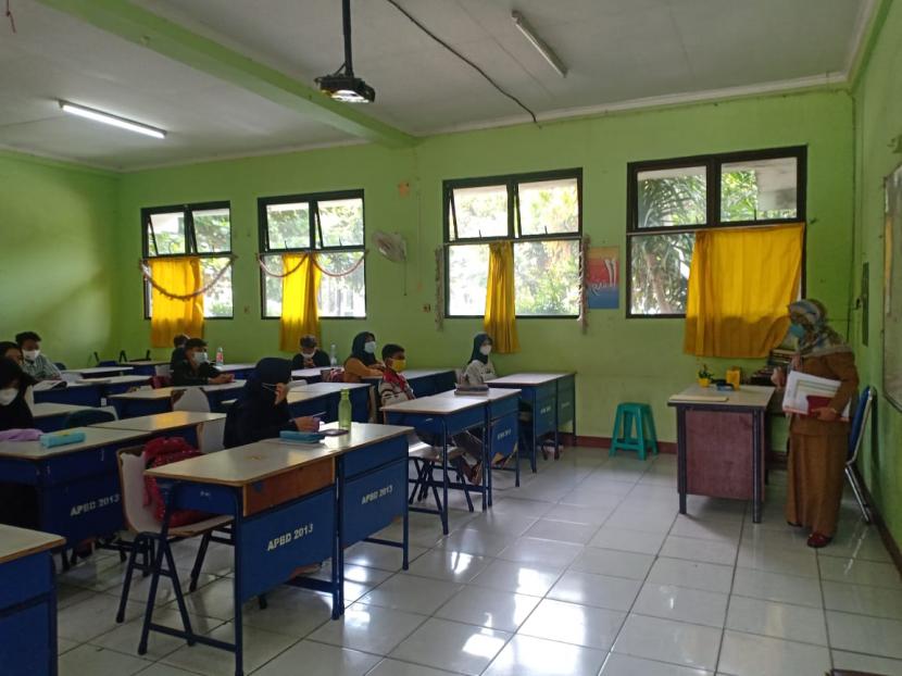 Kegiatan belajar mengajar tatap muka di SMP Negeri 2 Kota Bekasi. Senin (22/3). 
