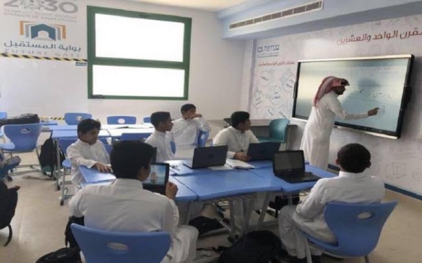 Kegiatan belajar murid dan guru di sekolah Arab Saudi. Penggabungan kurikulum studi Islam dan Alquran berlaku untuk TK dan SD Arab Saudi 