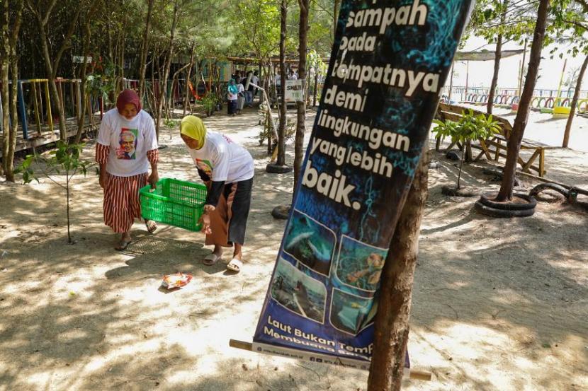 Kegiatan bersih-bersi di Pantai Pasir Putih, Desa Sukajaya, Kecamatan Cilamaya, Kabupaten Karawang. 