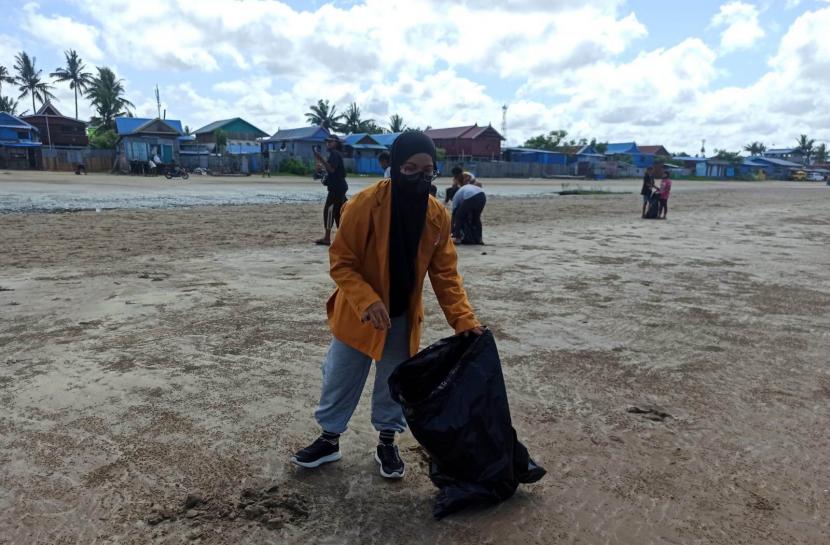 Kegiatan bersih-bersih pantai Aksi Muda Jaga Iklim di Merauke Papua Selatan.