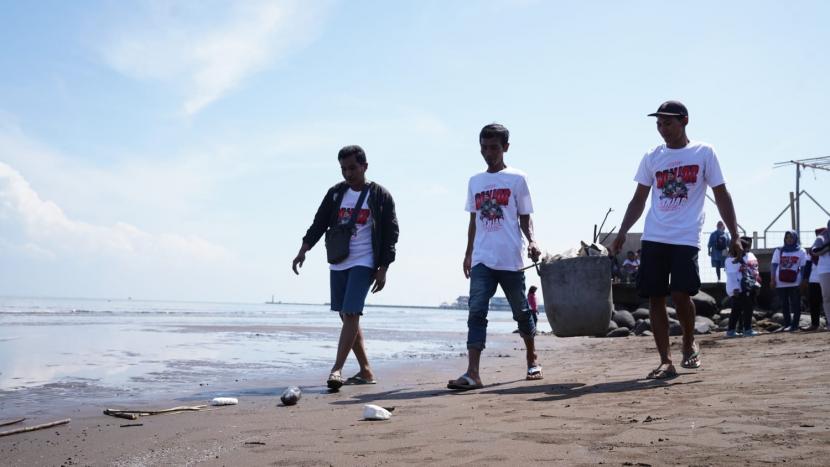 Kegiatan bersih-bersih Pantai Sari di Pekalongan, Jawa Tengah, Jumat (13/1/2023).