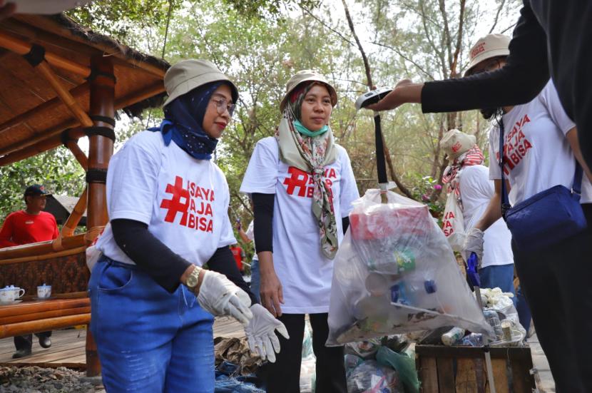 Kegiatan bersih-bersih sampah dan penanaman bibit bakau di Kebun Raya Mangrove, Gunung Anyar, Surabaya, Senin (18/9/2023).  
