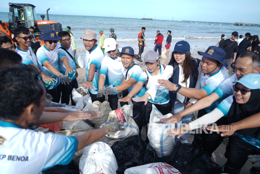 Kegiatan bersih-bersih sampah di Pantai Kedonganan, Bali Ahad (19/1/2025).