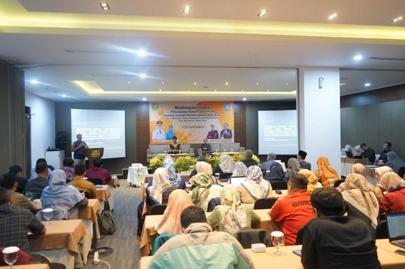 Kegiatan bimbingan teknis (bimtek) penyusunan karya tulis ilmiah bagi guru di lingkungan Dinas Pendidikan dan Kebudayaan (Disdikbud) Kota Sukabumi, Jawa Barat, Selasa (7/3/2023). 