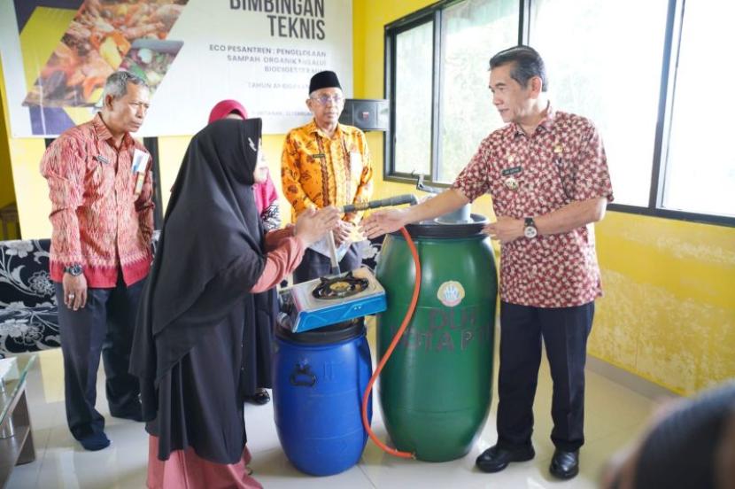 Kegiatan bimtek Eco Pesantren Pengelolaan Sampah Organik melalui Biodigester Mini di Aula TPST Edelweis Parit Tokaya, Kamis (22/2/2024) 