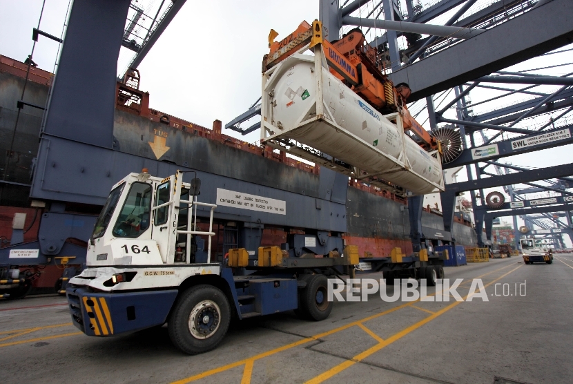 Kegiatan bongkar muat peti kemas di Jakarta International Container Terminal (JICT), Tanjung Priok, Jakarta, Jumat (30/6).