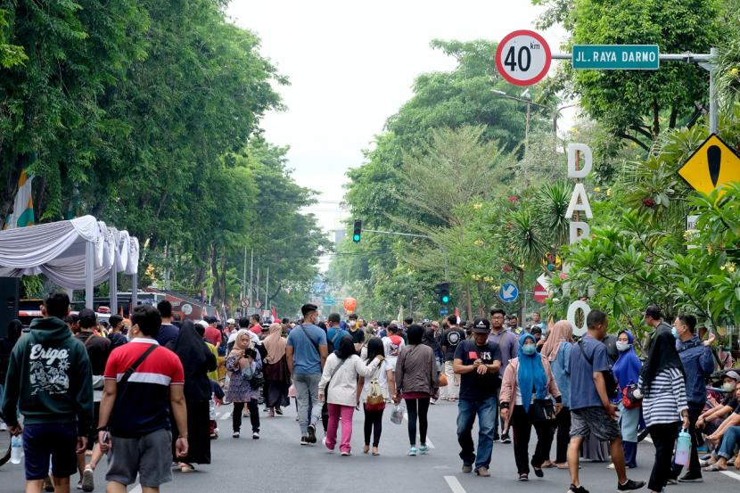 Kegiatan car free day (CFD). Pemkot Tangerang menggelar car free day di 13 titik untuk mengurangi polusi.