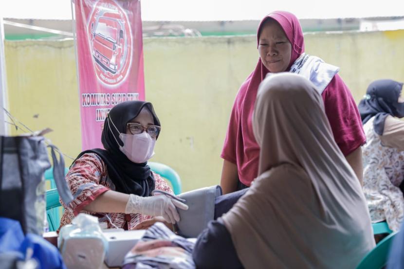 Kegiatan cek kesehatan gratis bagi warga yang ada di Kampung Pengarengan, Kelurahan Jatinegara, Kecamatan Cakung, Jakarta Timur, DKI Jakarta