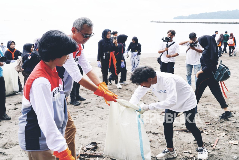 Kegiatan Coastal Clean Up 2025 yang dilakukan PT Pertamina Trans Kontinental dengan para relawan.