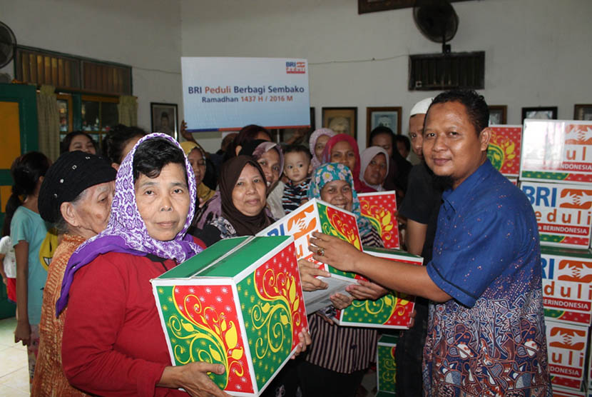 Kegiatan CSR BRI Berbagi Sembako. (foto : dok. BRI)