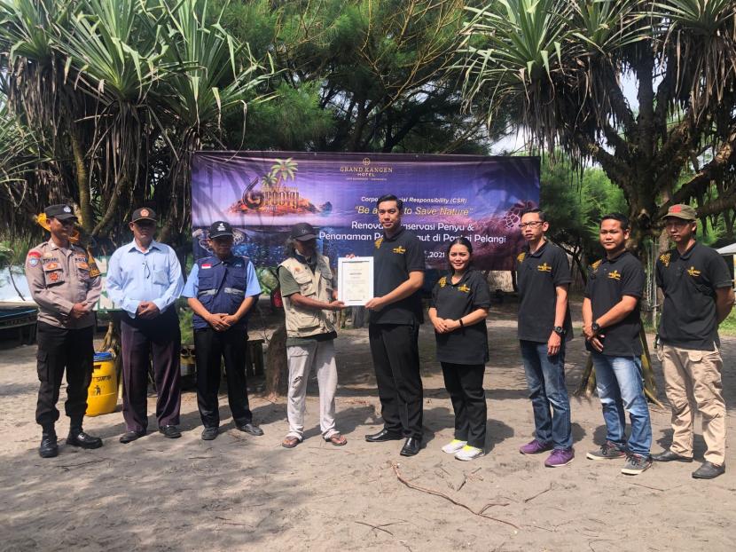 Kegiatan CSR Grand Kangen Hotel Urip Sumoharjo Yogyakarta di Konservasi Penyu Pantai Pelangi, Kabupaten Bantul, DIY.