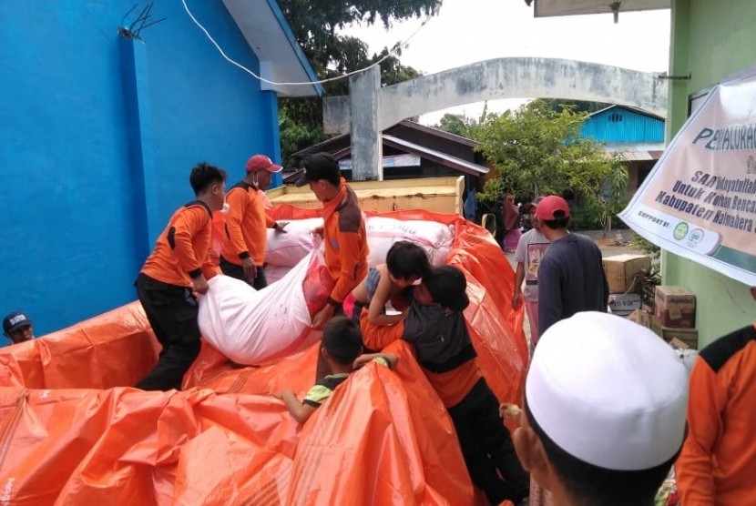  Kegiatan di Posko Peduli Pengungsi Gempa di Desa Saketa, Halmahera Selatan, yang didirikan oleh Laznas BMH bersama SAR Hidayatullah.