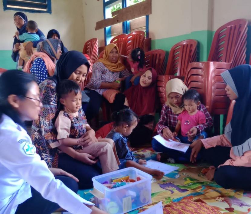 Kegiatan di posyandu anak sebagai bentuk kepedulian kepada ibu-ibu dan masyarakat di Dusun 3, Sri Menanti, Lampung Timur, Provinsi Lampung.