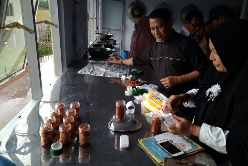 Kegiatan di rumah produksi program pemberdayaan masyarakat pesisir di Gorontalo Utara