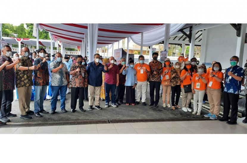 Kegiatan di sentra Vaksinasi 5.000 santri dan pelajar di Kabupaten Wonosobo yang dibuat Kolaborasi Relawan Indonesia Optimis dan Wonosobo.