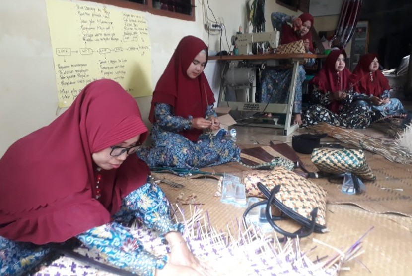 Kegiatan di Workshop Ruang Pembelajaran Kreasi Anyaman Purun Kelompok Serasi Desa Lubuk Kertang, Kecamatan Brandan Barat, Kabupaten Langkat, Provinsi Sumut, Jumat (8/11).