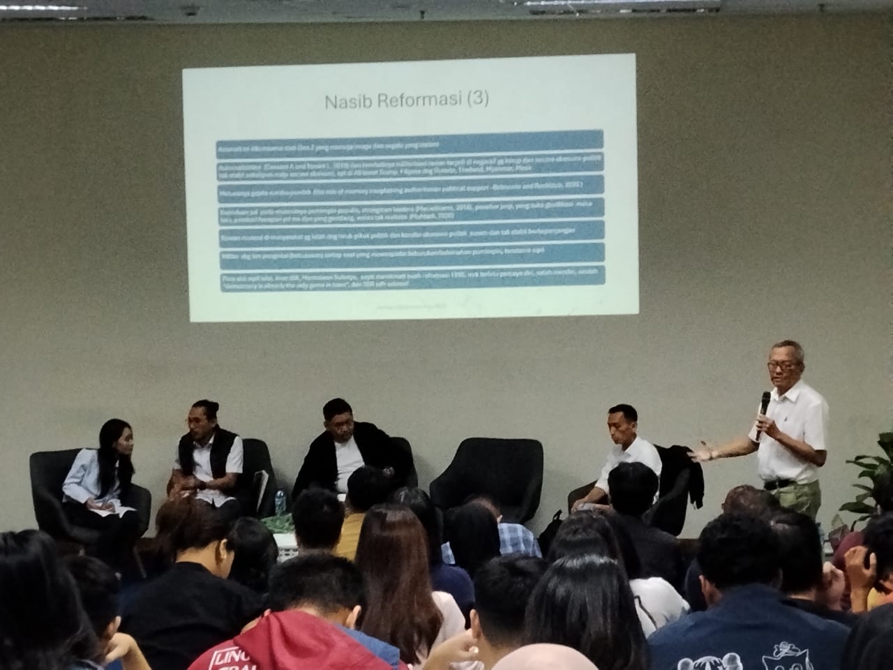 Suasana diskusi publik yang diselenggarakan Koalisi Masyarakat Sipil, Jurnal Prisma, dan Fakultas Ilmu Sosial dan Politik Universitas Katholik Parahyangan, Selasa (4/11/2025). 