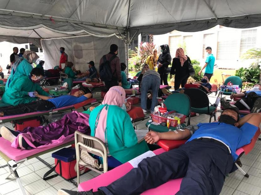 Kegiatan donor darah dalam rangka HUT Kota Padang ke 351 di Balai Kota Padang Lama di Jalan M Yamin, Padang, Rabu (5/8)