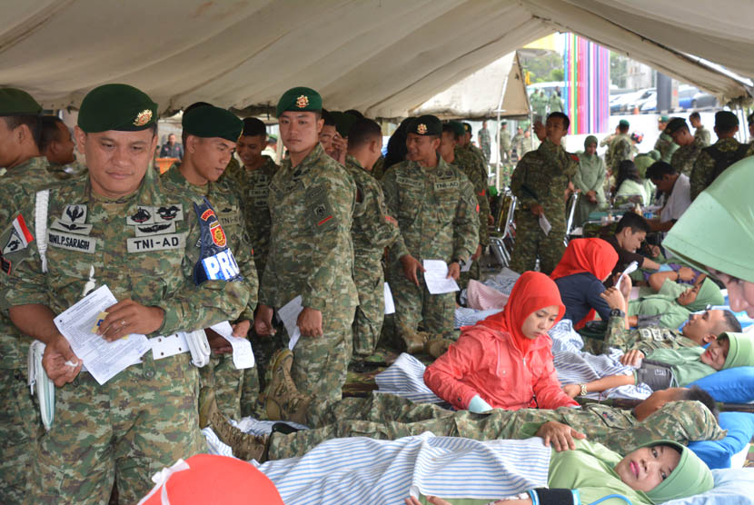 Kegiatan donor darah dalam rangka memperingati HUT ke-50 Divisi Infanteri-1 Kostrad di Cibinong City Mall, Bogor, Jawa Barat(17/12).  (foto : dok. Penkostrad)