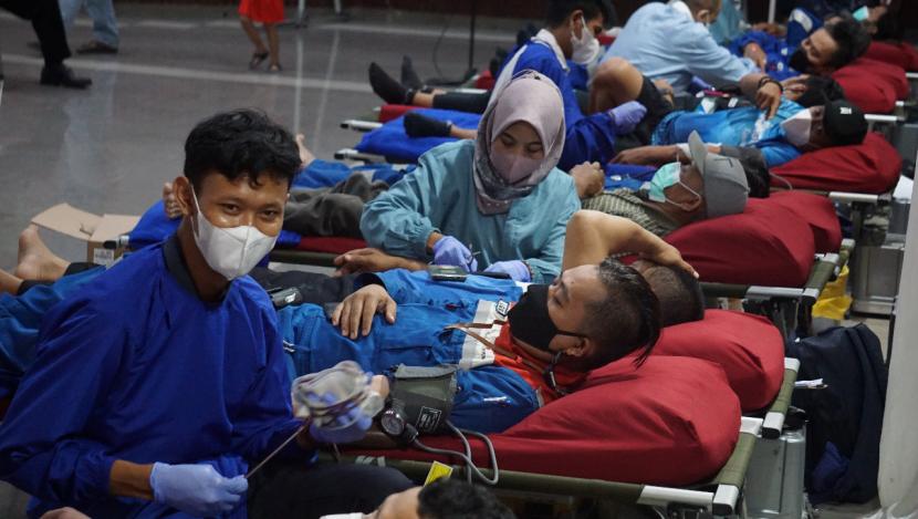 Kegiatan donor darah di Kilang Pertamina Balongan ini kembali diselanggarakan berkat kerja sama dengan Palang Merah Indonesia (PMI) Kabupaten Cirebon.