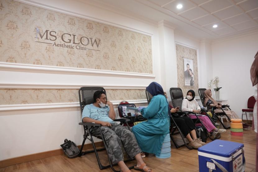 Kegiatan donor darah di klinik MS GLOW di Yogyakarta, Selasa (5/9/2023).