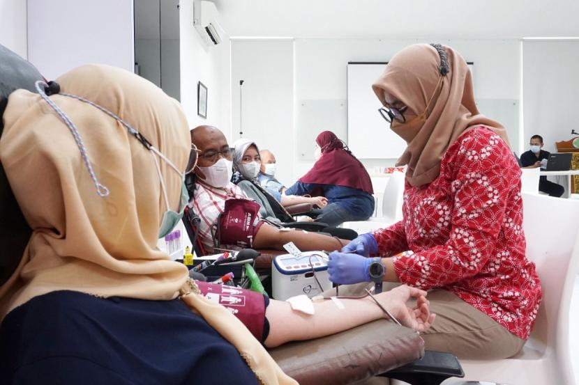 Kegiatan donor darah di RS Azra dilaksanakan pada hari rabu, 21 september 2022 di Gedung B Ruangan Training Center Lantai 1 dimulai pada pukul 08.00-selesai dengan kuota 60 kantong.